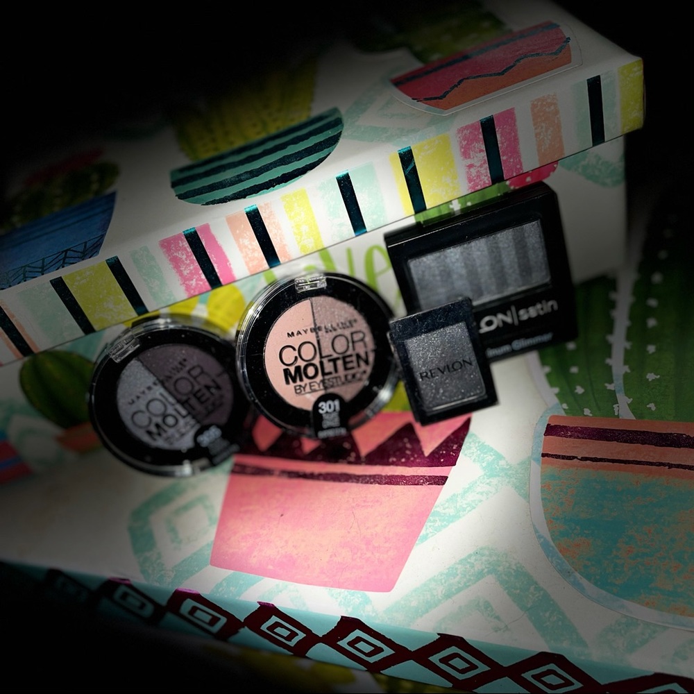 Bundle of Maybelline and Revlon eyeshadow minis!